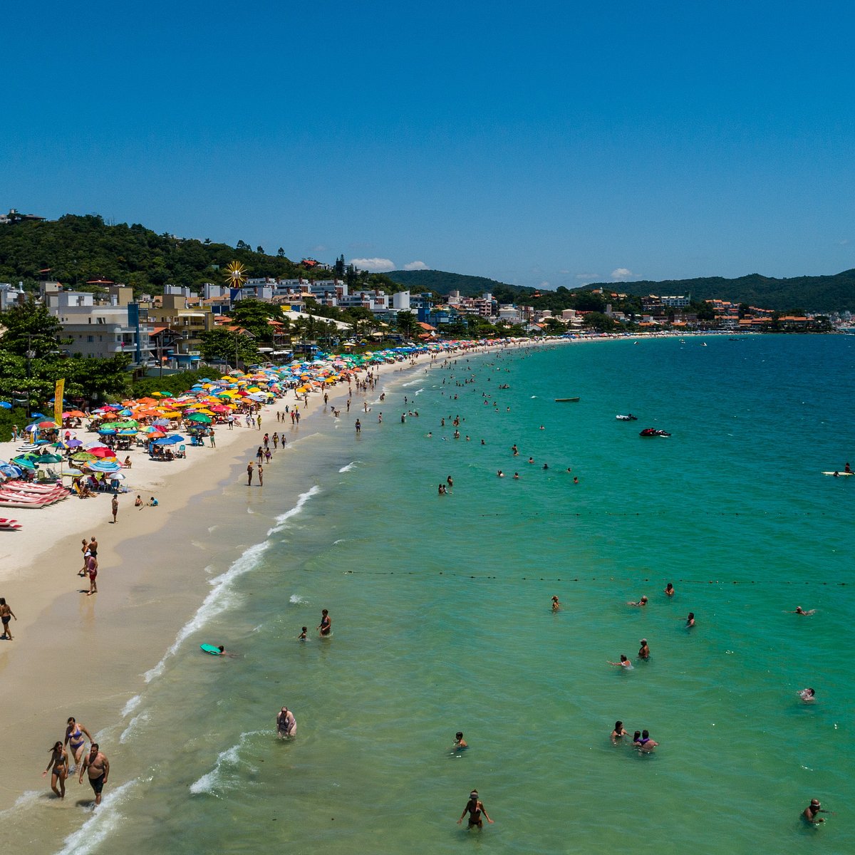 Praias em Bombinhas: descubra quais não podem faltar no seu roteiro
