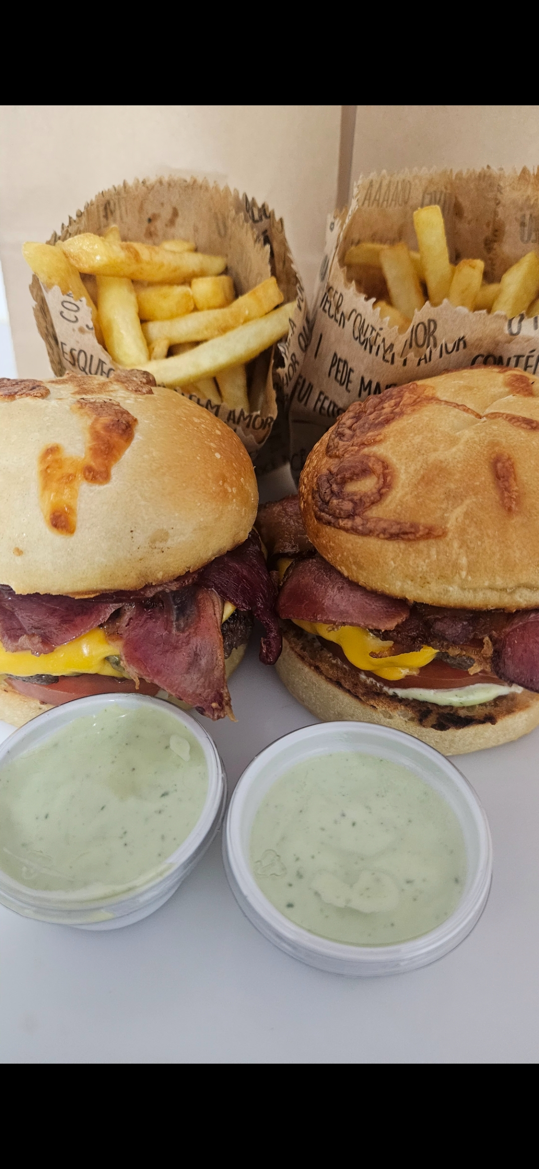 Descubre Hermanitosburguers en Bombinhas