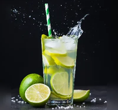 ¡Disfruta la auténtica experiencia brasileña en Bombinhas con la deliciosa Caipirinha! 🏖️
