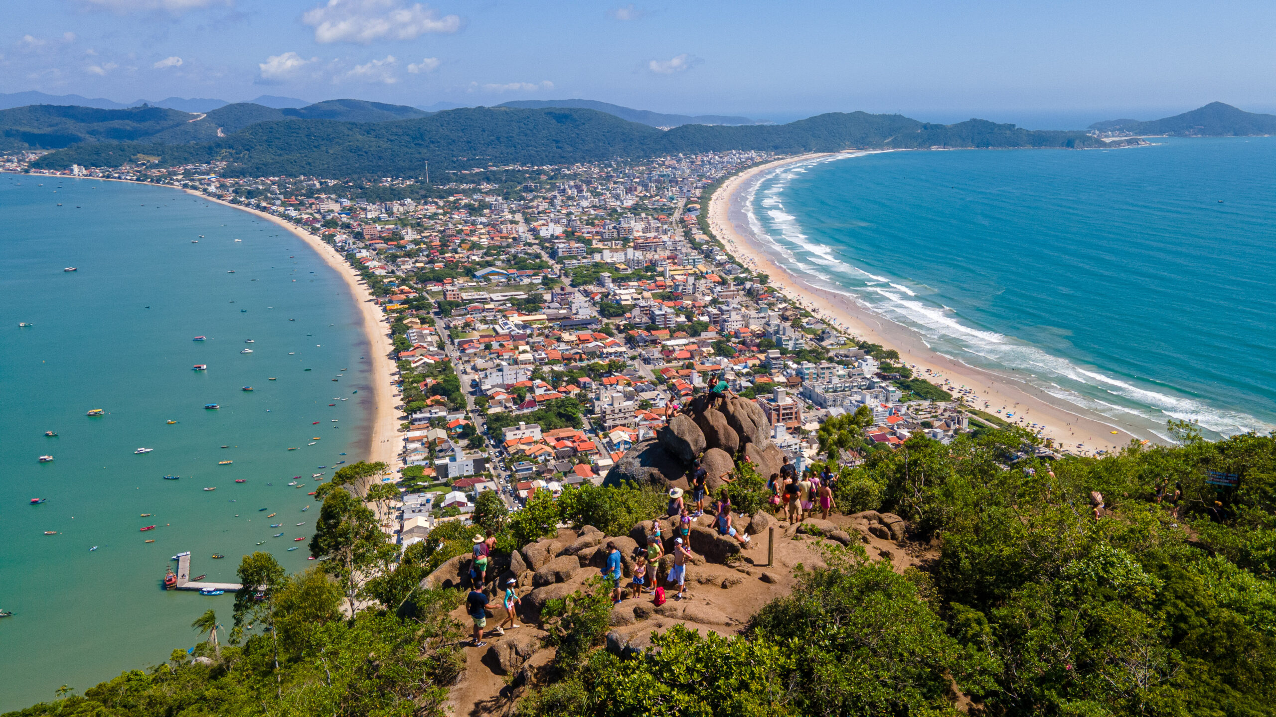 ¿Cuántos metros de altura tiene el Morro do Macaco en Bombinhas? ¡Descubre todo sobre este mirador brasileño! 🏖️